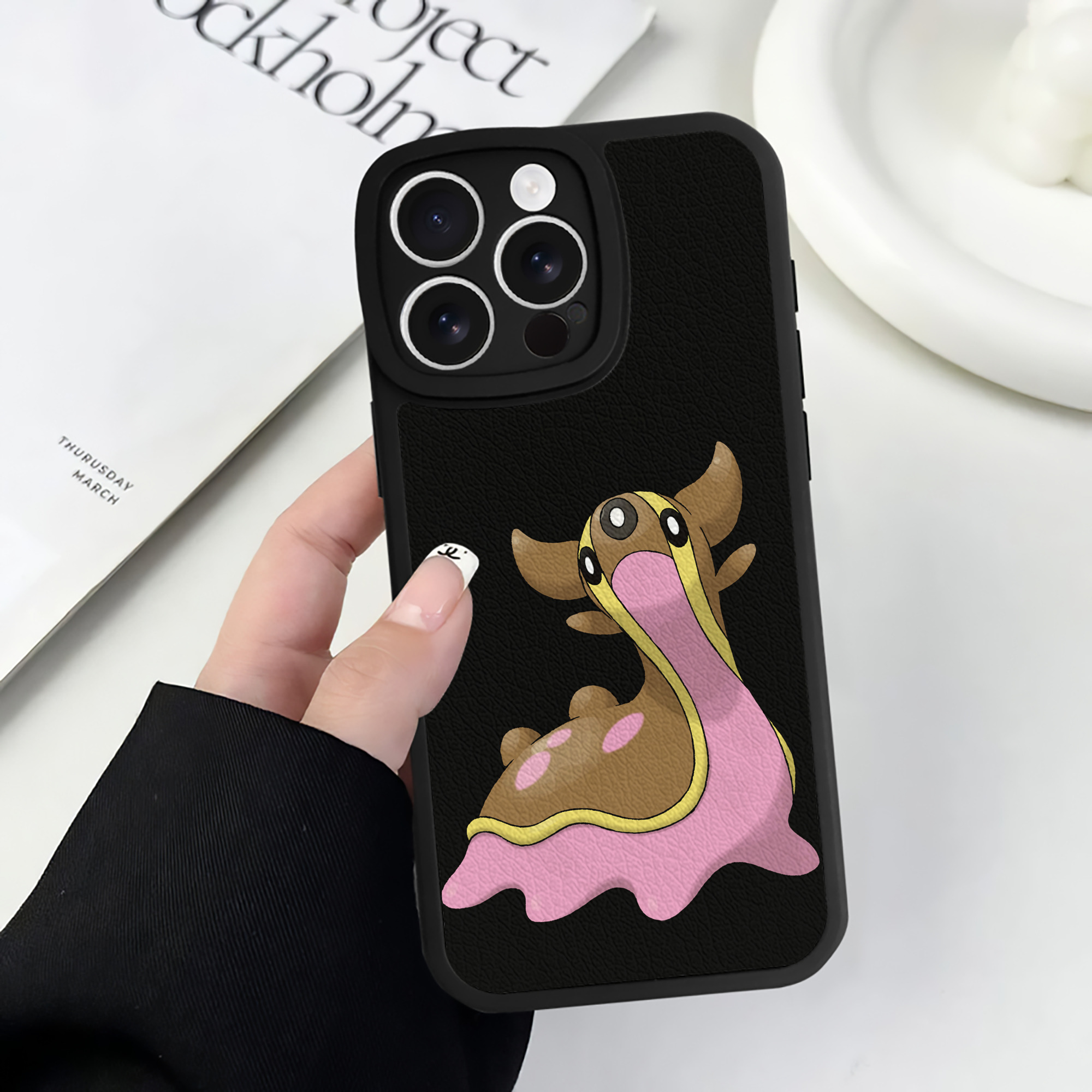 （画像用） ポケットモンスター Pokémon 【iPhone 16シリーズ対応】シリコンスマホケース（レザー調） 材質：シリコン